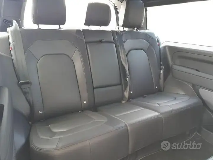 Land Rover Defender 2024 photo 5