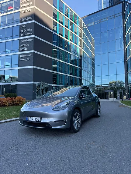 Tesla Model Y 2023 photo 2
