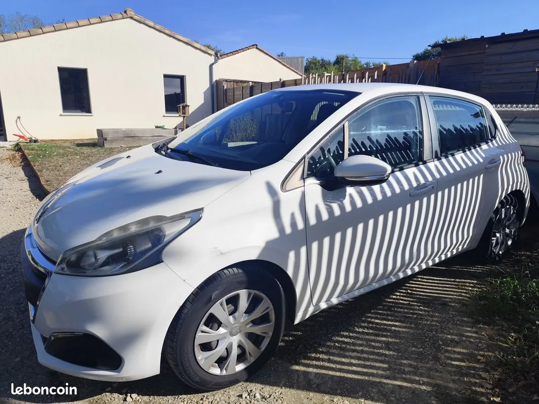 Peugeot 208 2015 photo 3