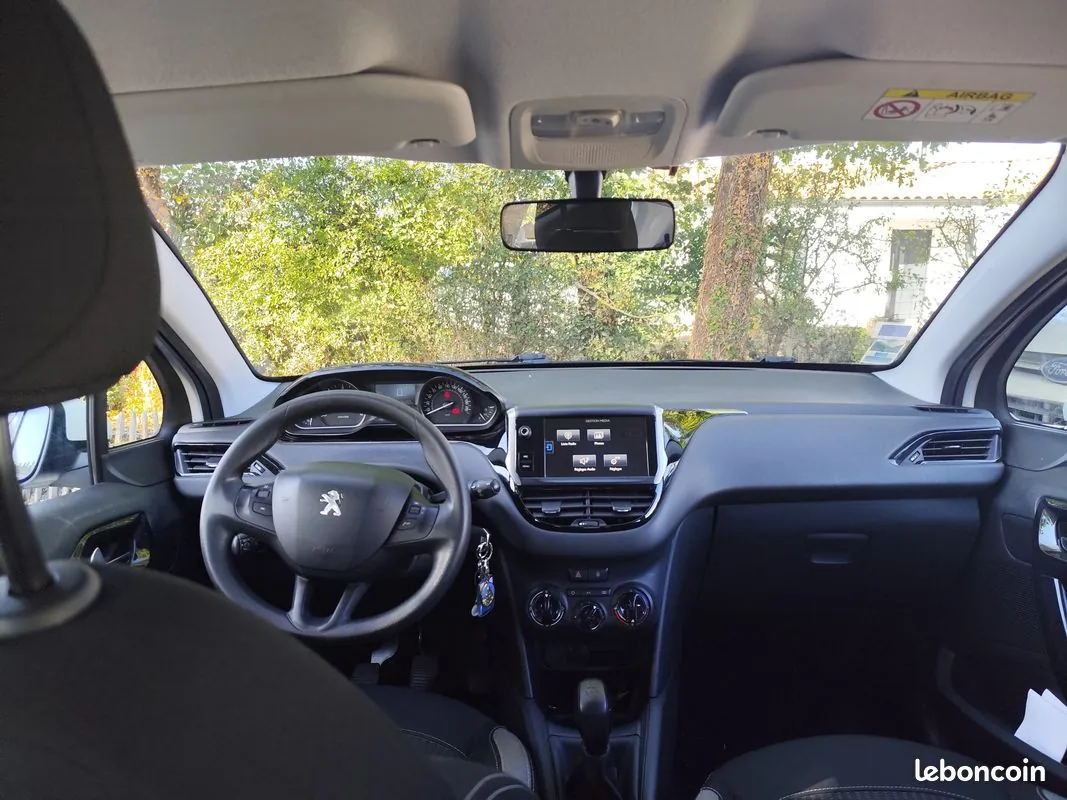 Peugeot 208 2015 photo 2