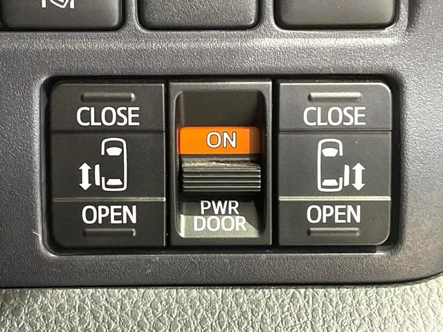 Toyota Voxy 2017 photo 3