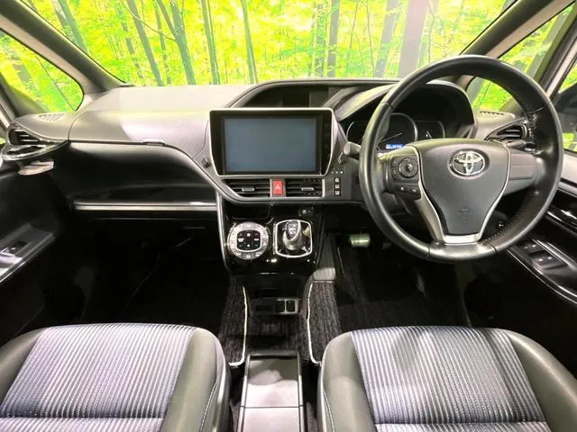 Toyota Voxy 2017 photo 2