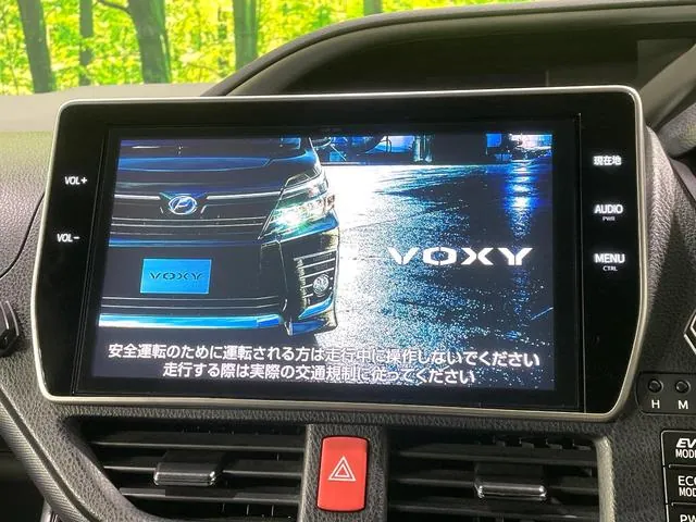 Toyota Voxy 2017 photo 4