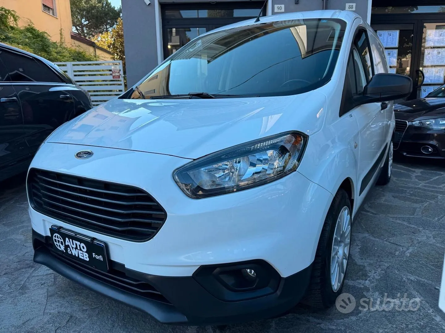 Ford Transit Courier 2023 photo 2
