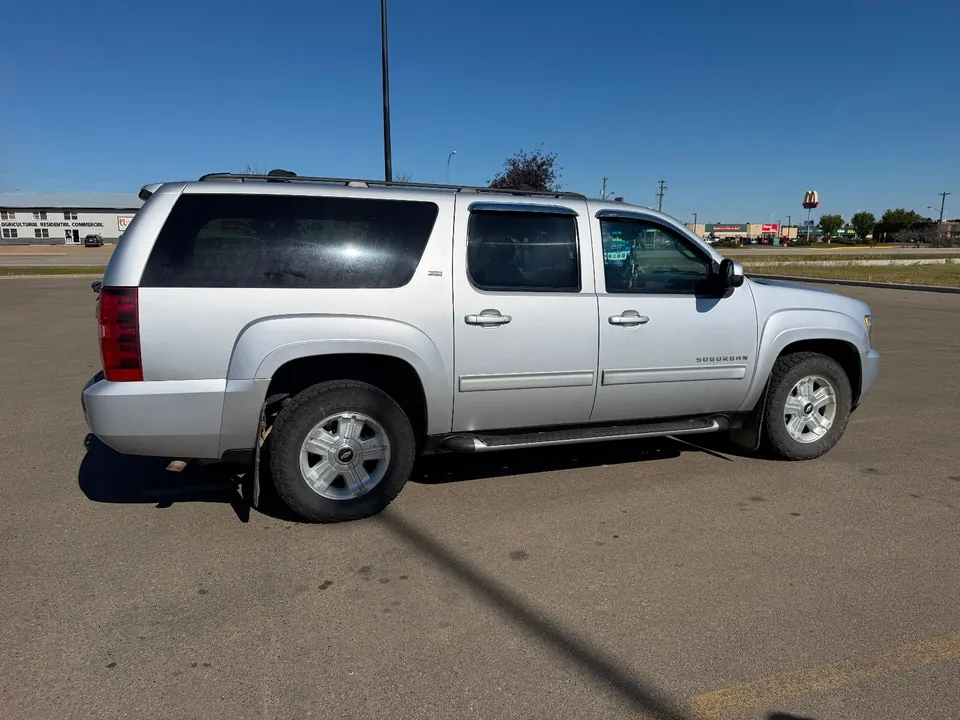 Chevrolet Suburban 2014 photo 2