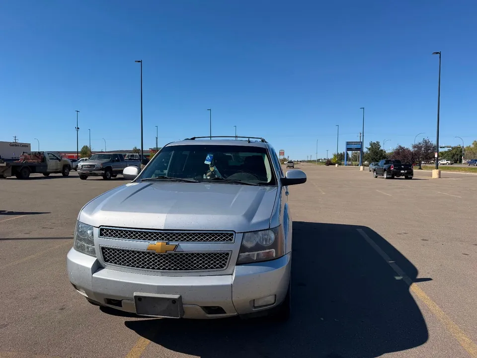 Chevrolet Suburban 2014 photo 3
