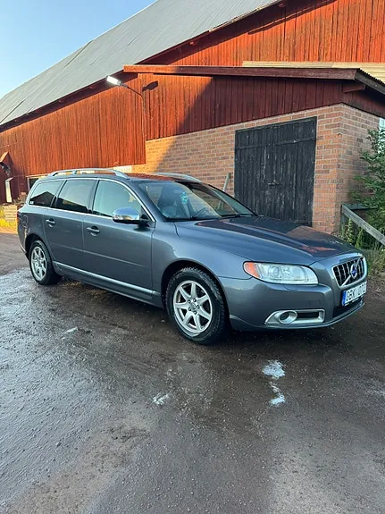 Volvo V70 2010 photo 2