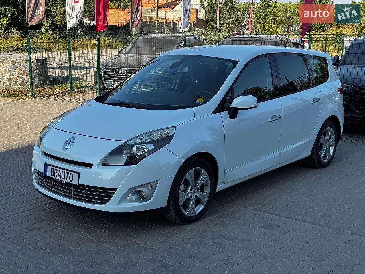 Renault Grand Scenic 2011 photo 2
