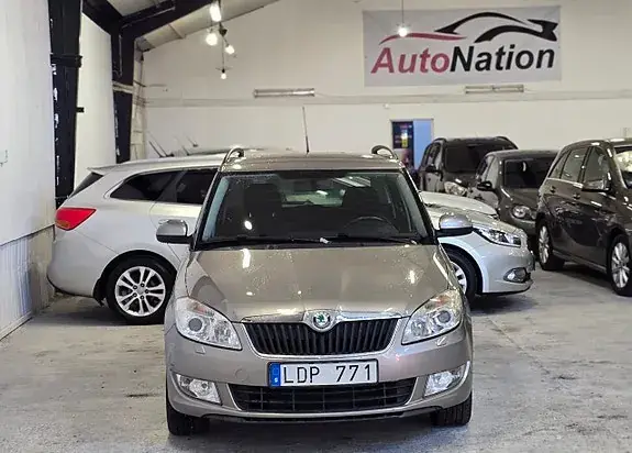 Skoda Fabia 2011 photo 2