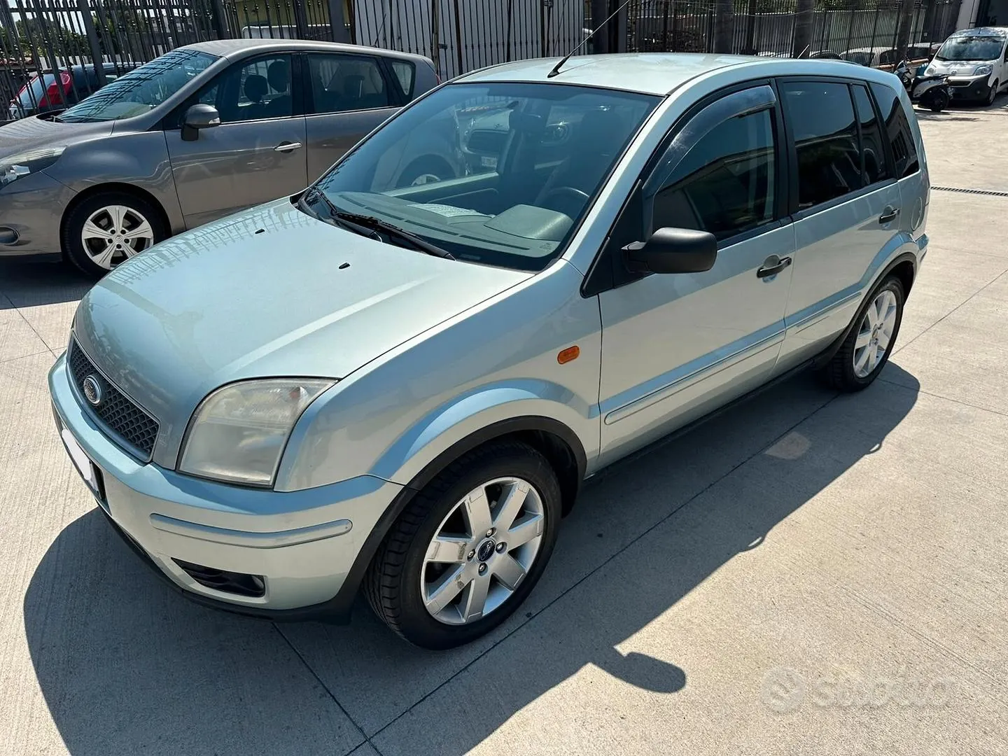 Ford Fusion 2004 photo 3