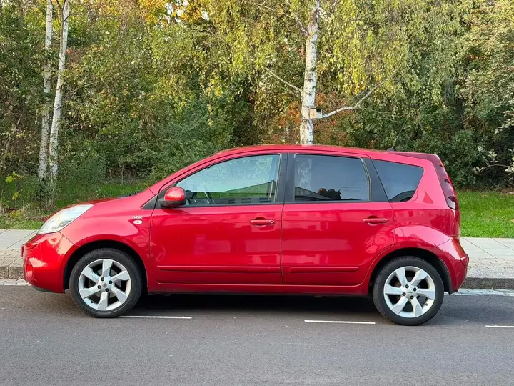 Nissan Note 2010 photo 2