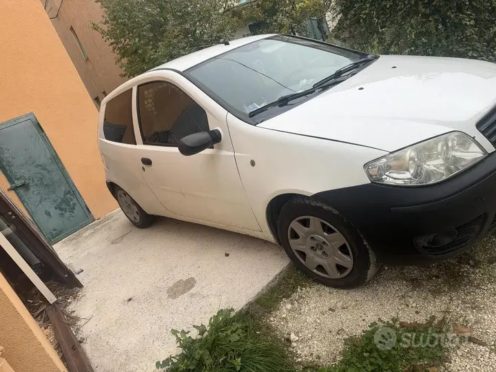 Fiat Punto 2006 photo 2