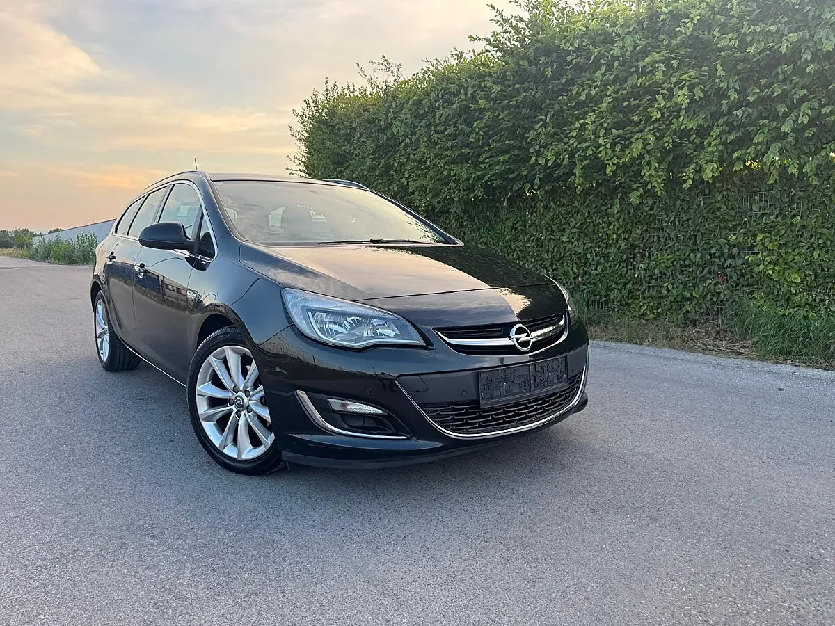 Opel Astra 2012 photo 2