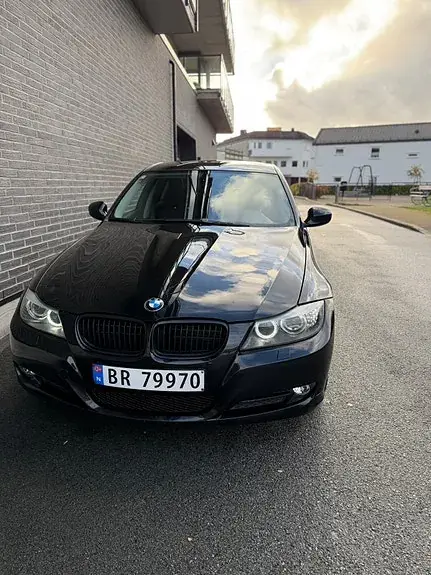 BMW 318D 2009 photo 2