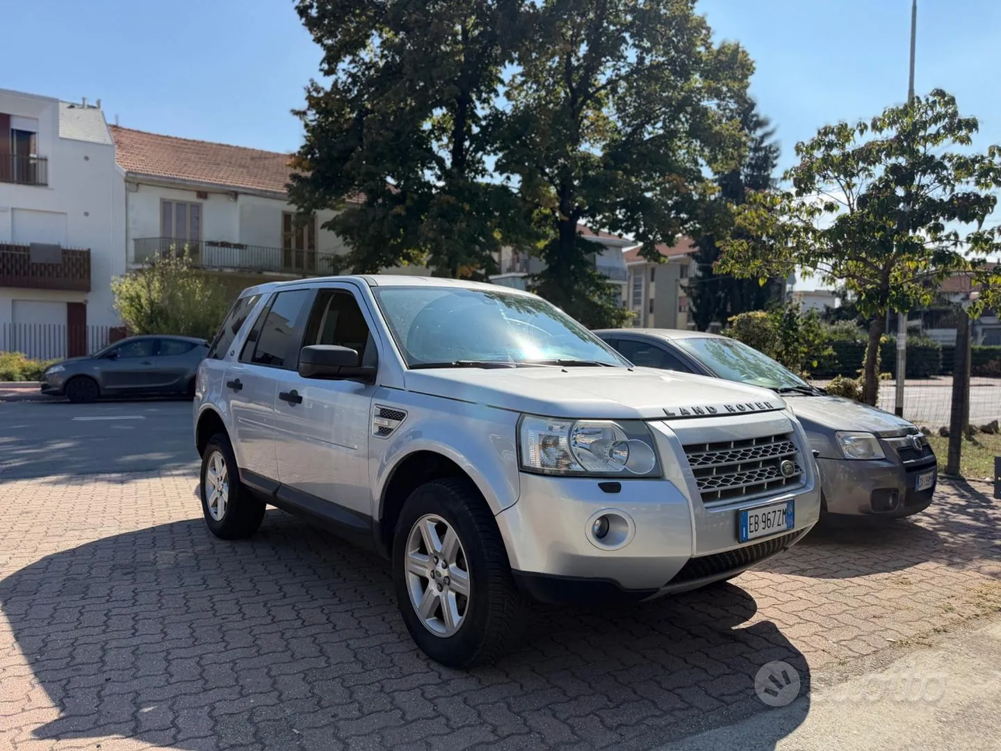 Land Rover Freelander 2010 photo 2
