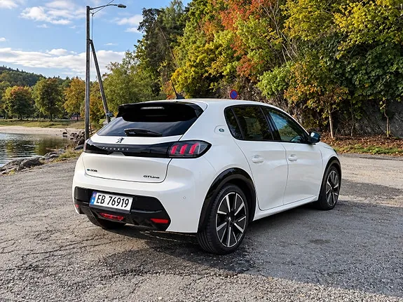 Peugeot 208 2021 photo 2