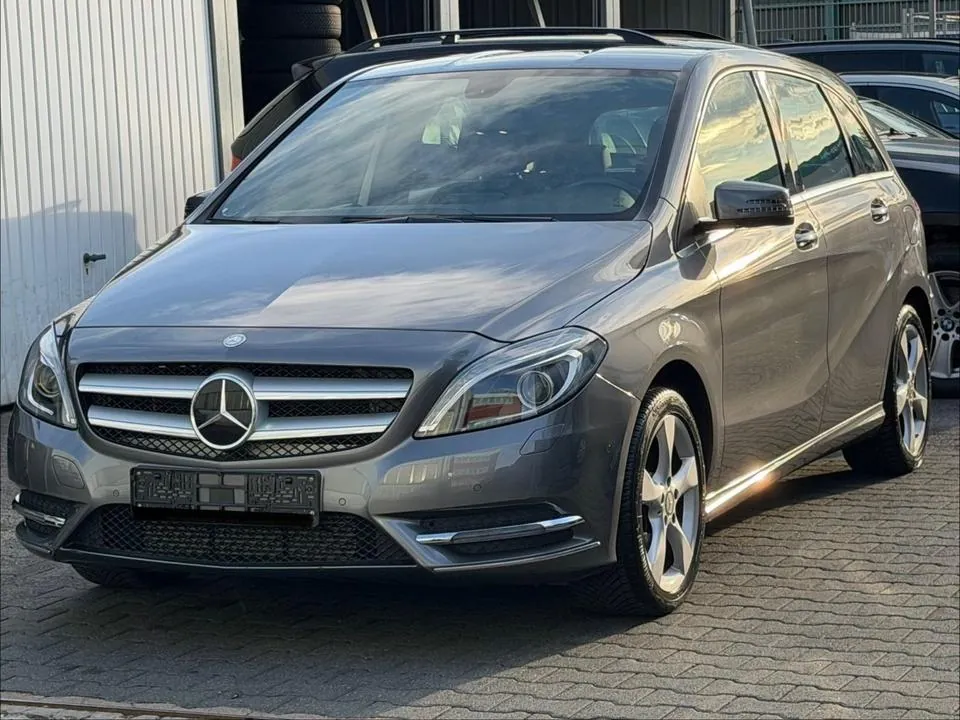 Mercedes-Benz B 180