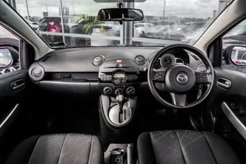 Mazda 2 2014 photo 3