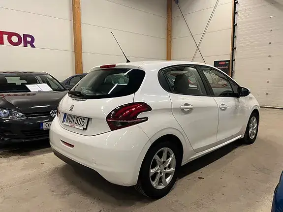 Peugeot 208 2015 photo 3