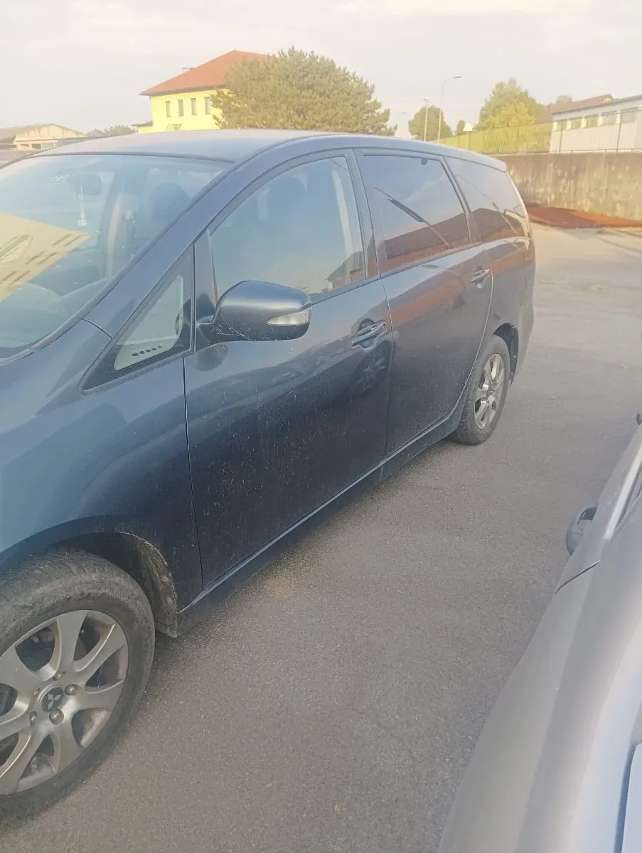Mitsubishi Grandis 2007 photo 2