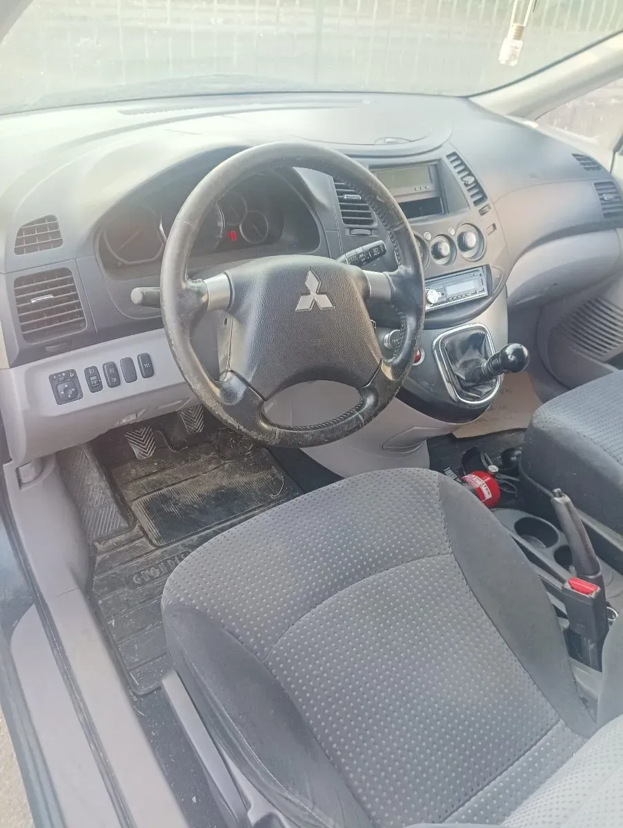 Mitsubishi Grandis 2007 photo 3