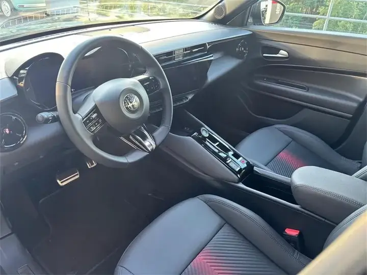 Alfa Romeo Junior 2026 photo 2