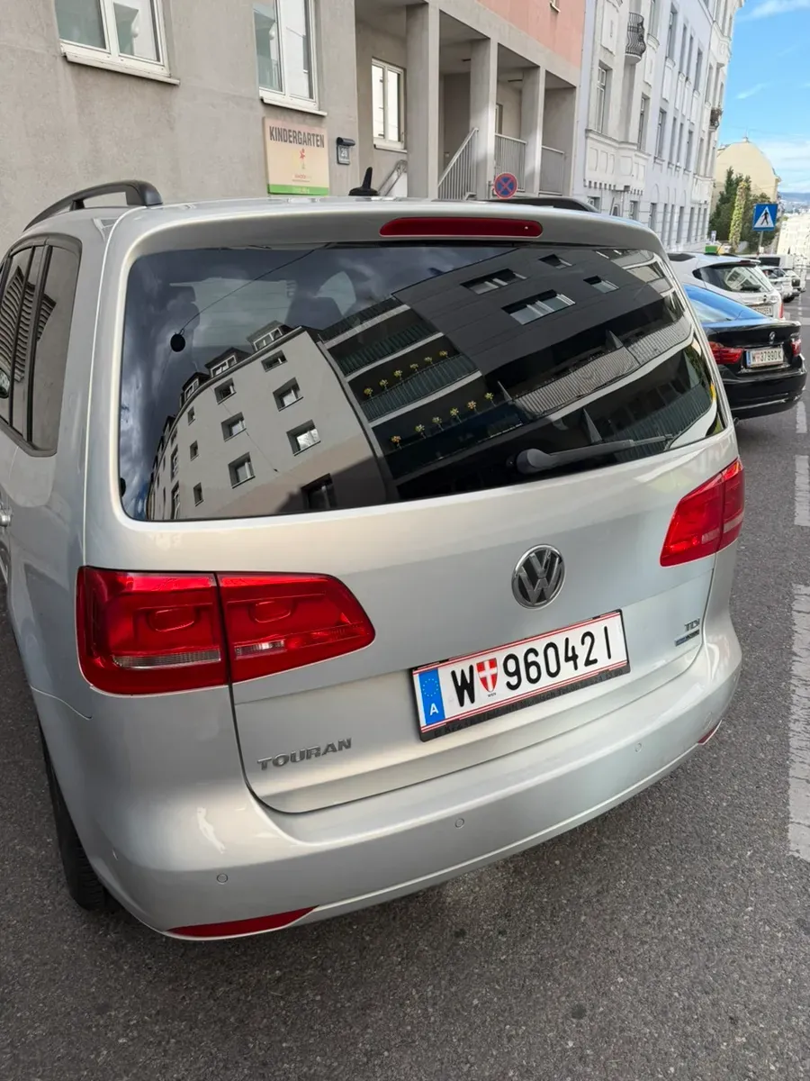 Volkswagen Touran 2011 photo 2