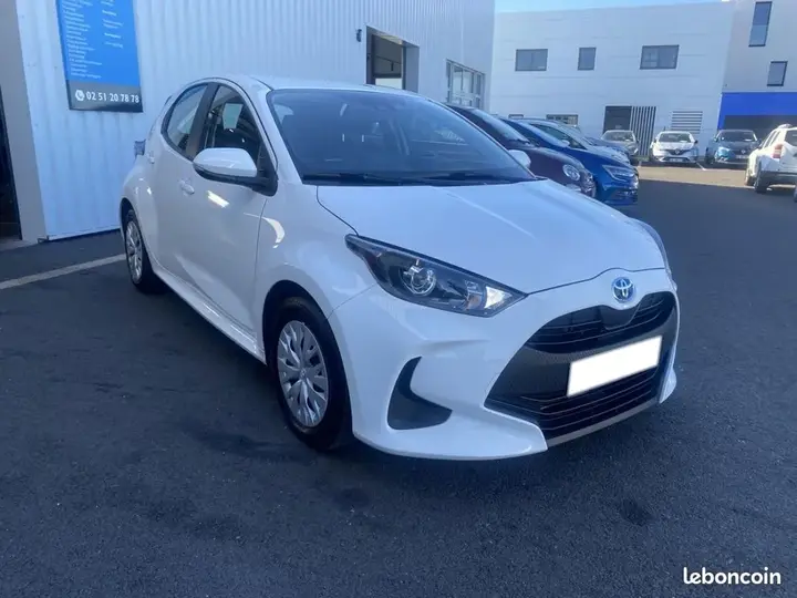 Toyota Yaris 2022 photo 2
