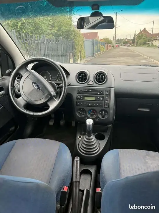 Ford Fiesta 2004 photo 2