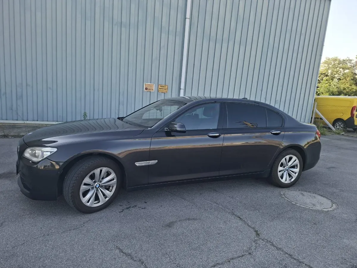 BMW 7 Series 2015 photo 2