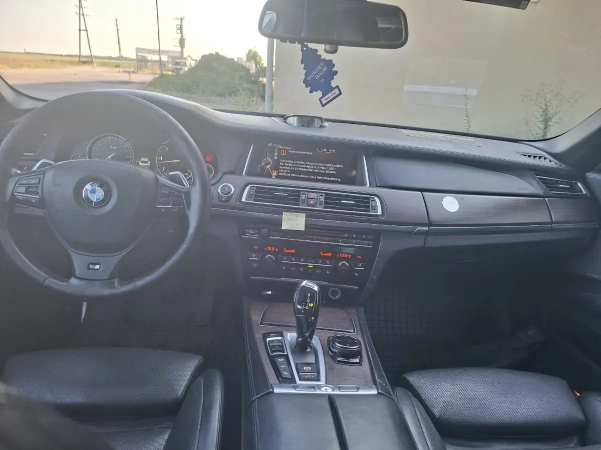 BMW 7 Series 2015 photo 3