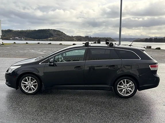 Toyota Avensis 2010 photo 2