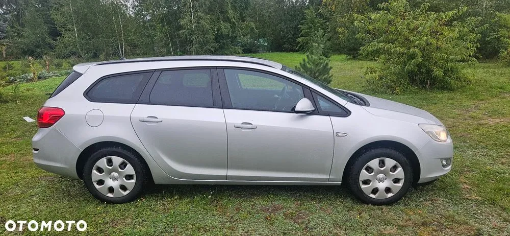 Opel Astra 2011 photo 2