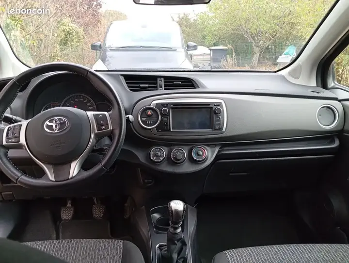 Toyota Yaris 2013 photo 3