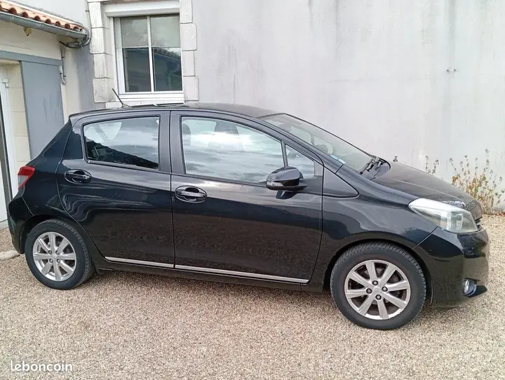 Toyota Yaris 2013 photo 2