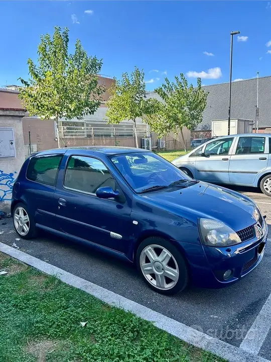Renault Clio 2004 photo 2