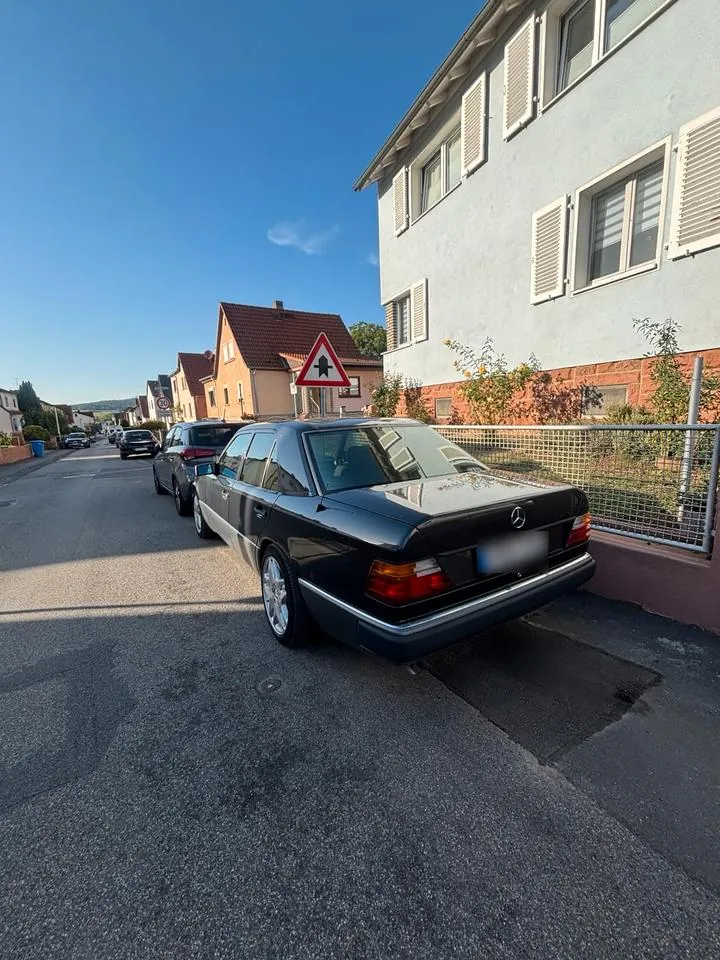 Mercedes-Benz 260E