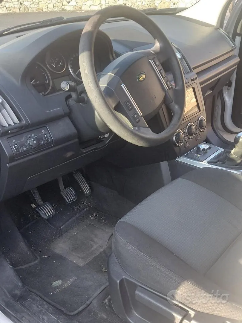 Land Rover Freelander 2010 photo 4