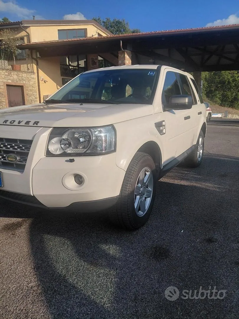 Land Rover Freelander 2010 photo 2