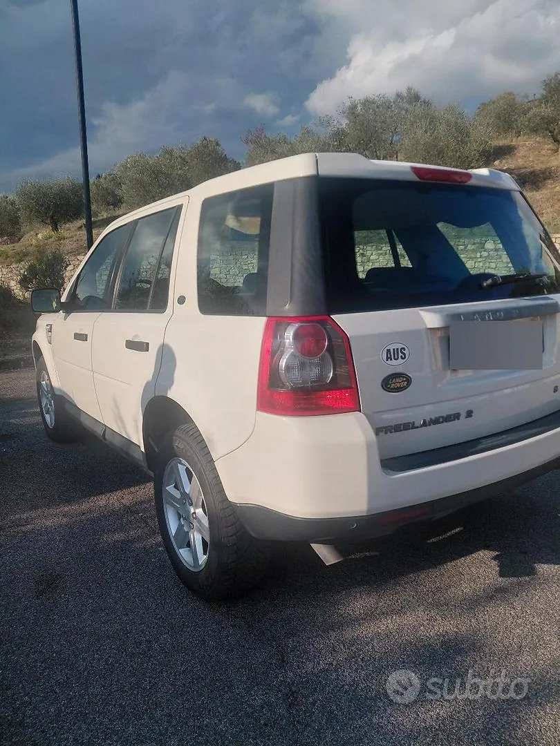 Land Rover Freelander 2010 photo 3
