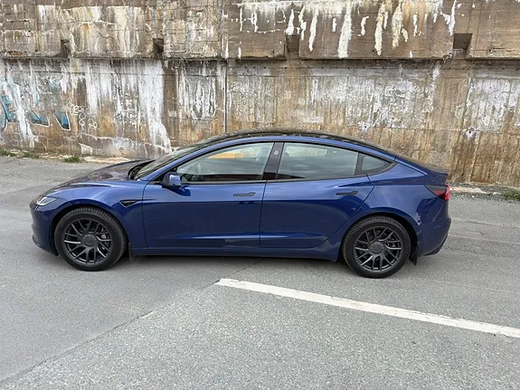 Tesla Model 3 2024 photo 2