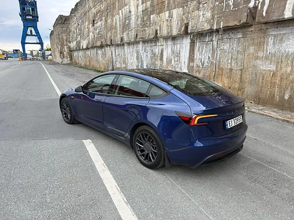 Tesla Model 3 2024 photo 3