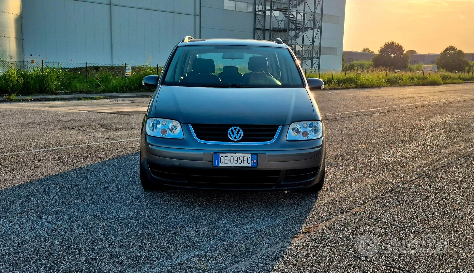 Volkswagen Touran 2004 photo 2