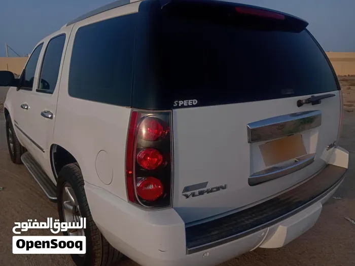 GMC Yukon Denali 2009 photo 2