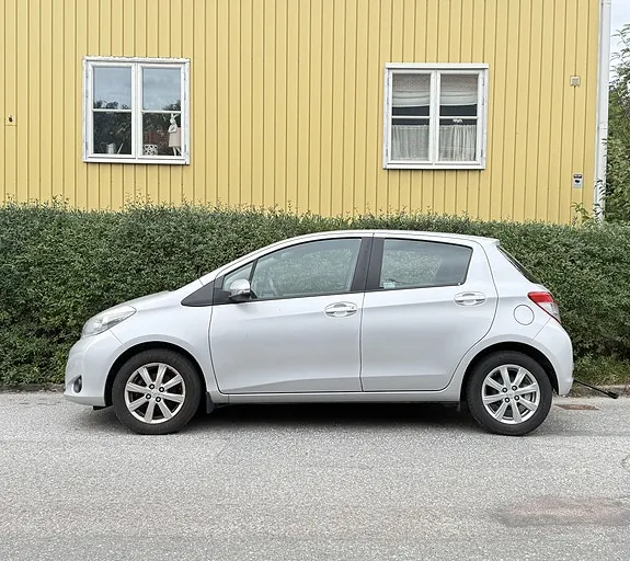 Toyota Yaris 2013 photo 2
