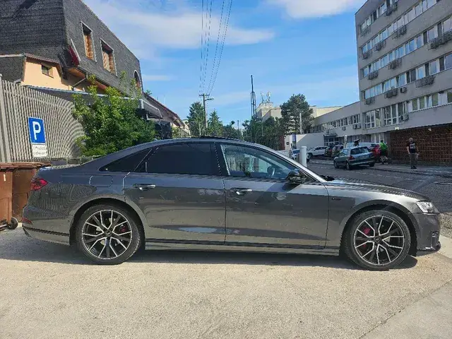 Audi A8 2021 photo 2