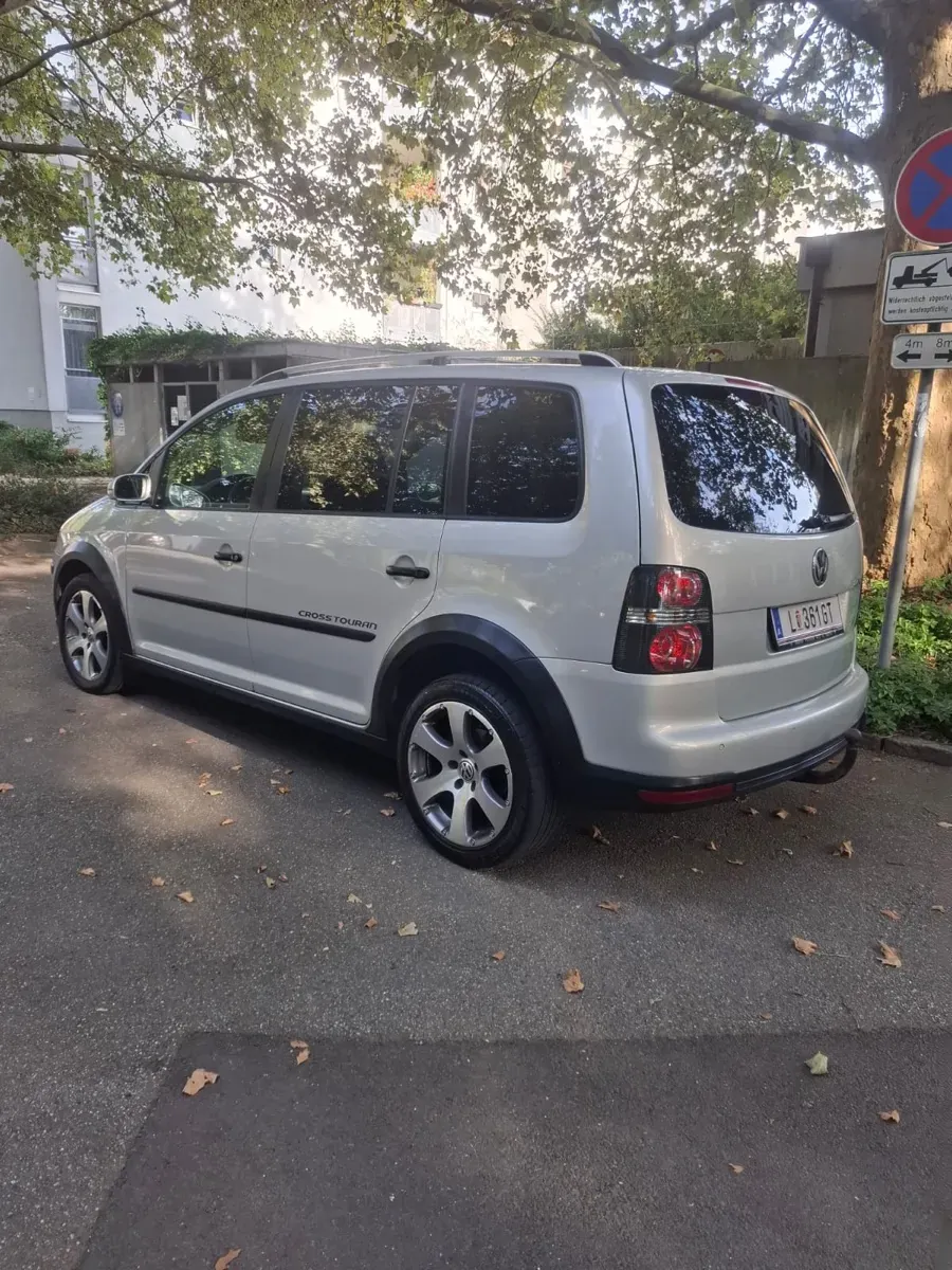 Volkswagen Touran Cross 2008 photo 3