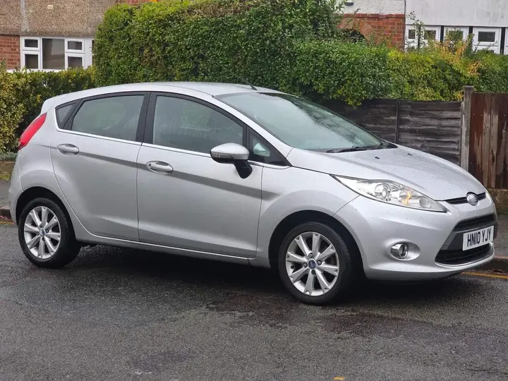 Ford Fiesta 2010 photo 2