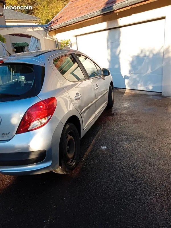 Peugeot 207 2011 photo 2