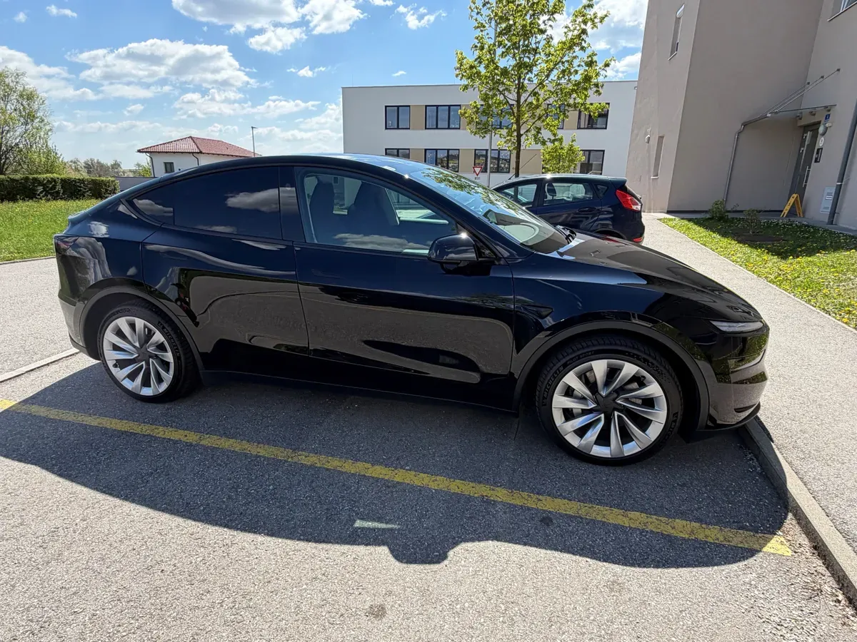 Tesla Model Y 2025 photo 3